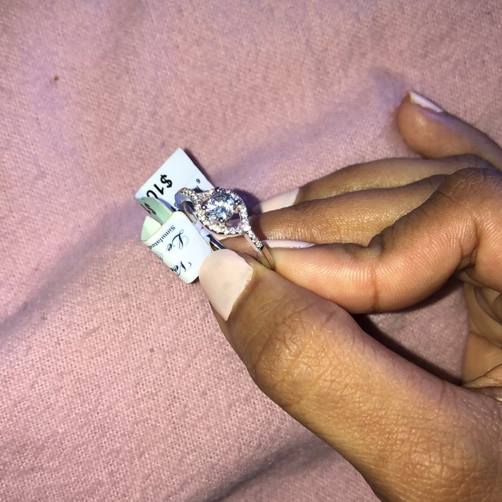 BEAUTIFUL BRAND NEW SIZE 8 RING WITH TAGS ON IT